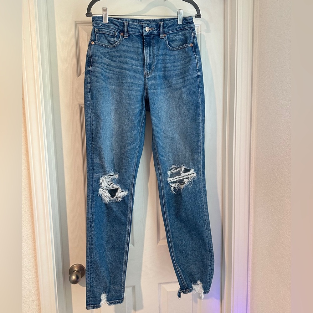 American Eagle Curvy Mom Jean | Medium Wash | Ripped Knees & Raw Hem |EXTRA LONG